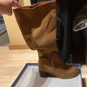 Beautiful brown bootsl